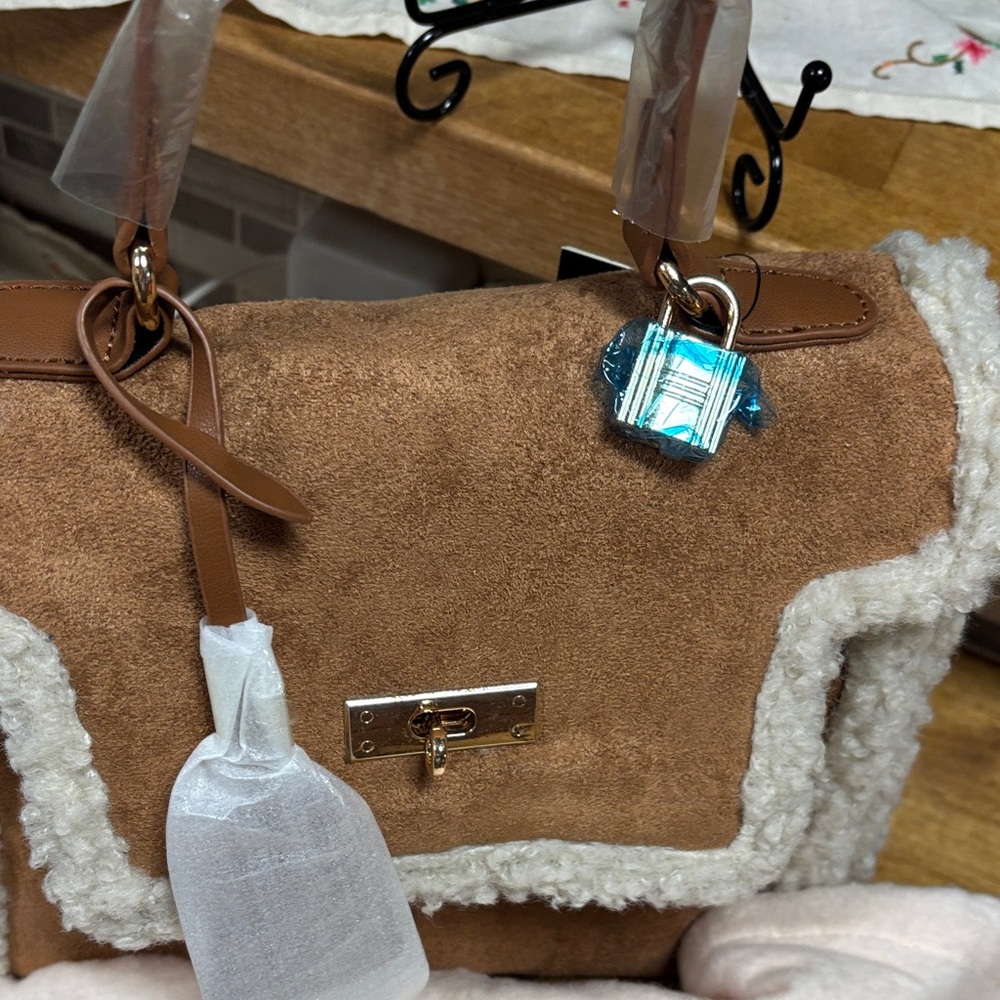 Badgley Mischka Crossbody Bag with strap lock n DustBag ! NWT - Picture 2 of 11
